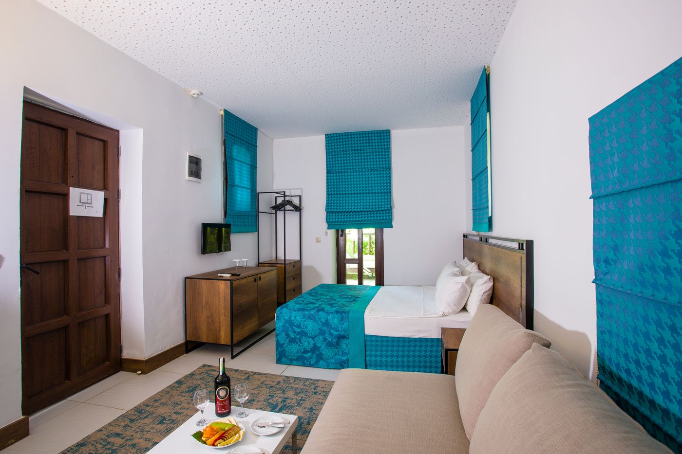 Bitez-Garden-Life-Room-38