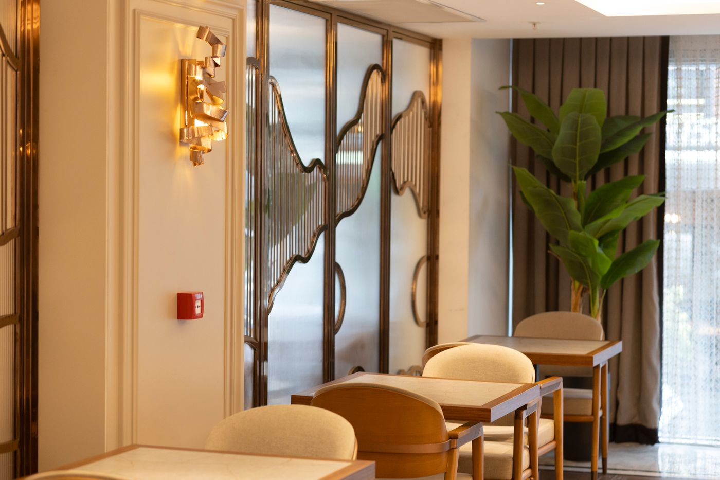 Grand-Hilarium-Hotel-Lobby-24