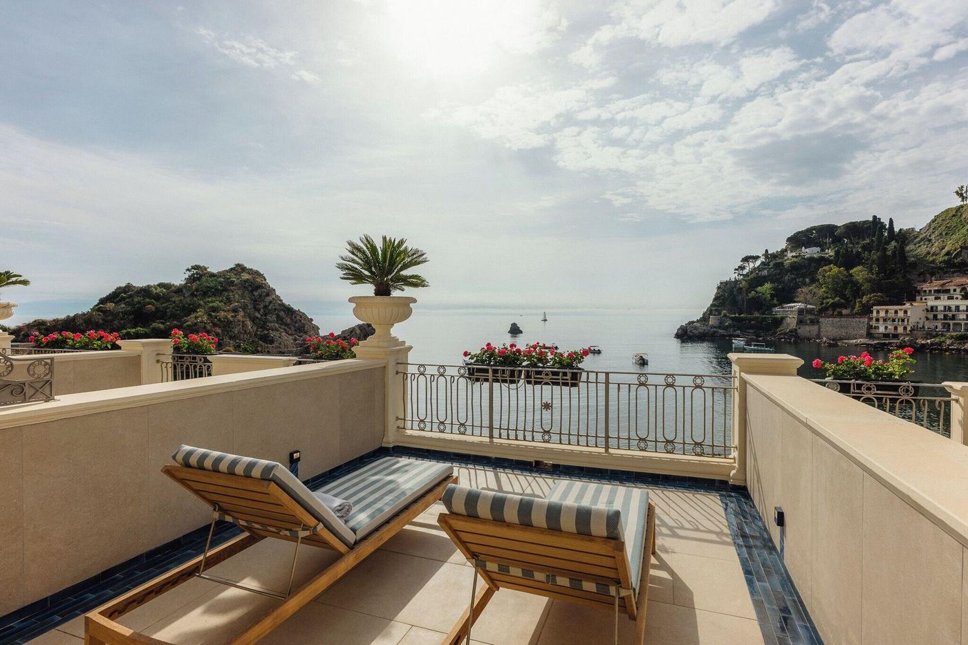 Mazzaro-Sea-Palace-Room-40