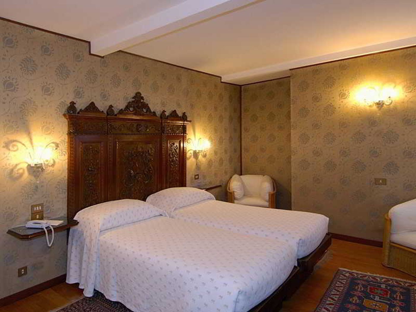 Saturnia---International-Room-44