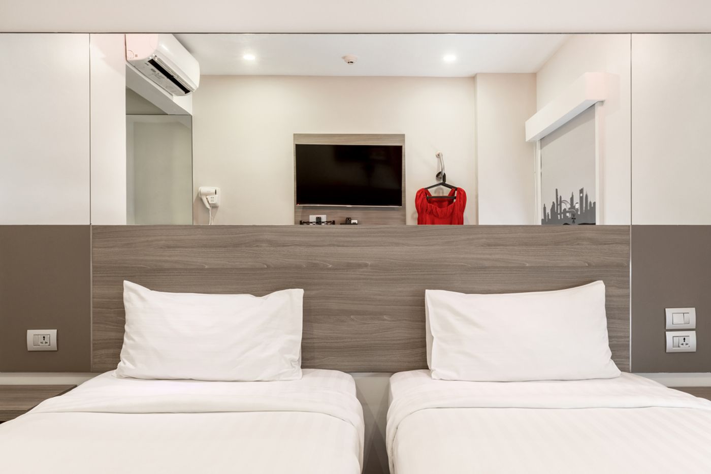 Red-Planet-Bangkok-Surawong-Room-21