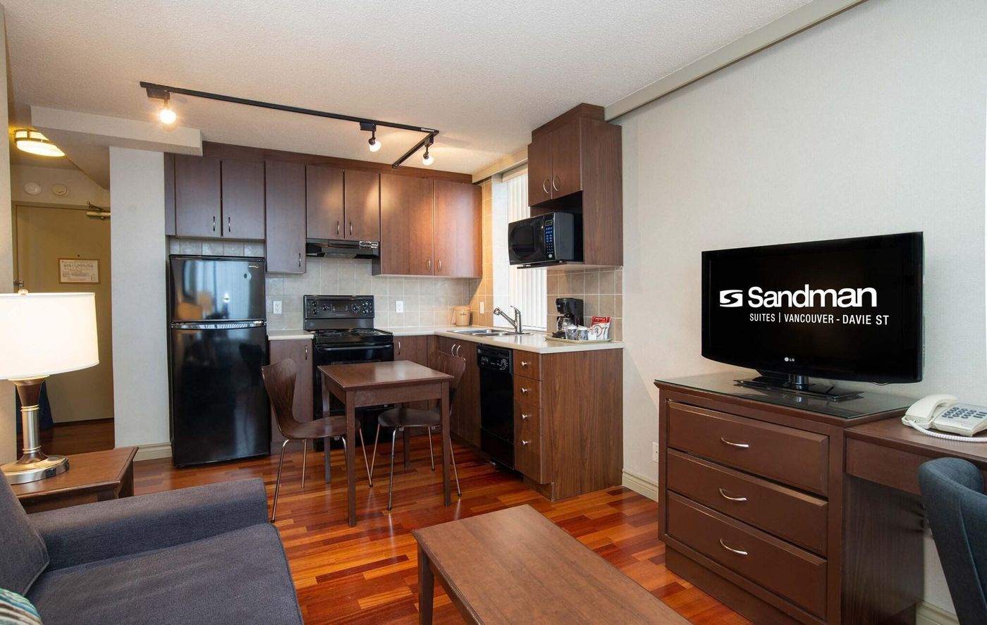 Sandman-Suites-Davie-Room-18