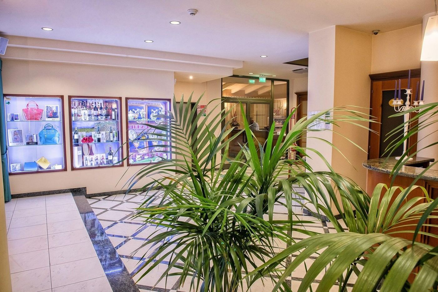 Hotel-Villa-Elena-Lobby-6