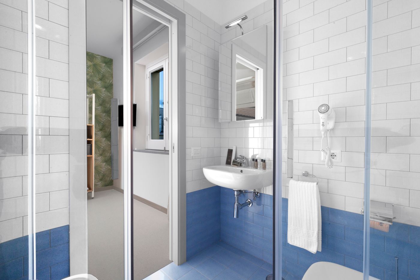 Unconventional-Sorrento-Coast-Room-35