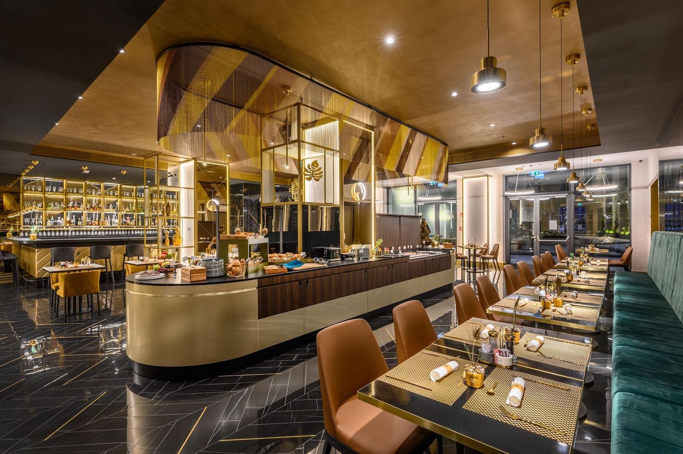 Hotel-Emerald---Suites-Restaurant-88