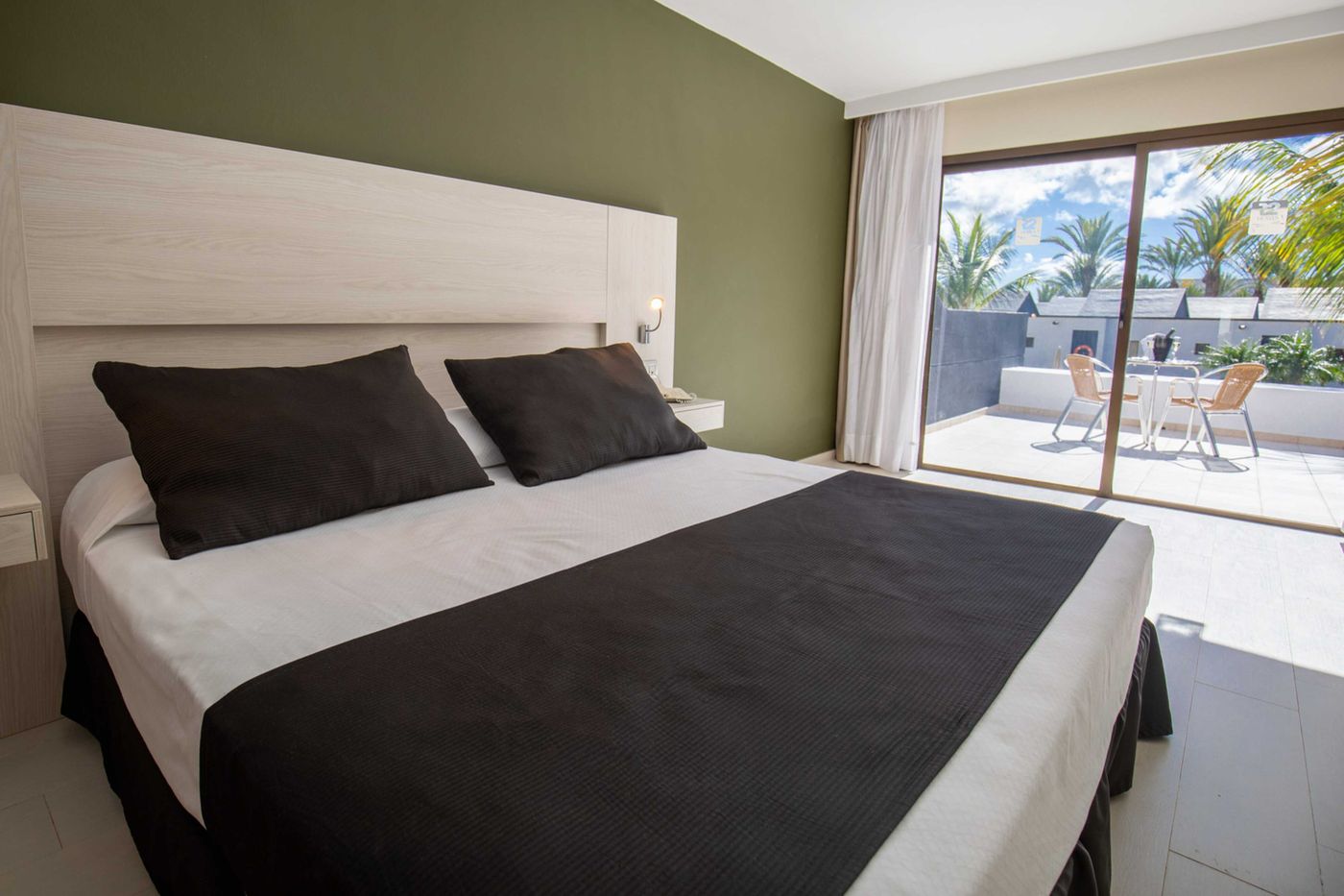 R2 Romantic Fantasia Dreams & Suites Hotel