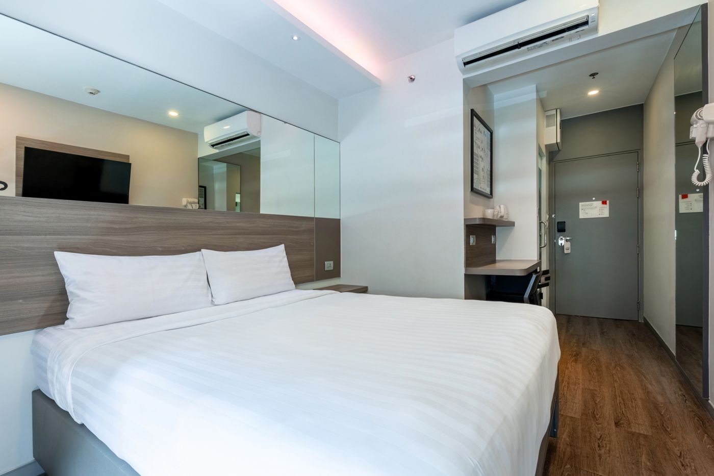 Red-Planet-Bangkok-Surawong-Room-17