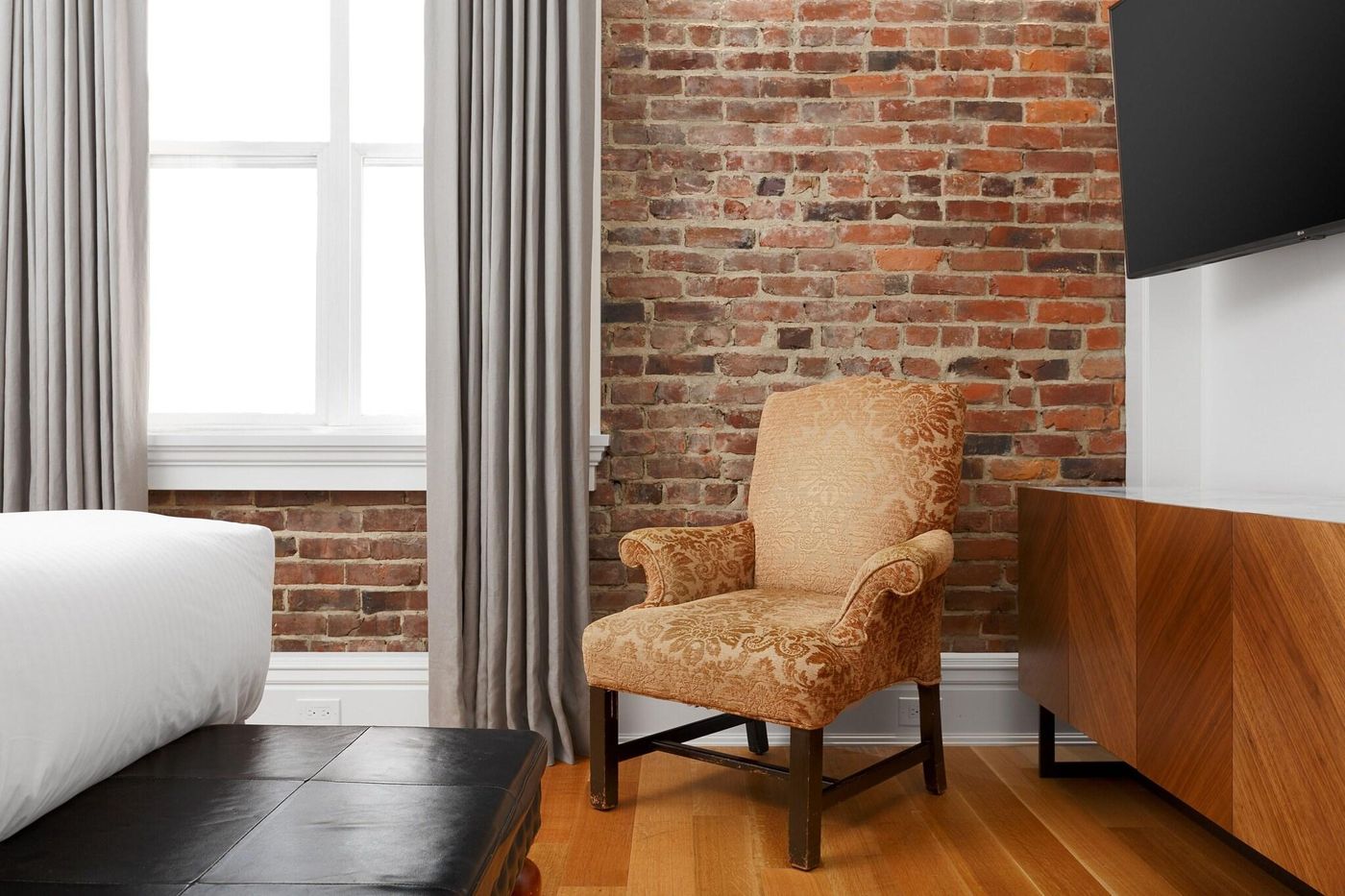 Victorian-Hotel-Vancouver-Room-46