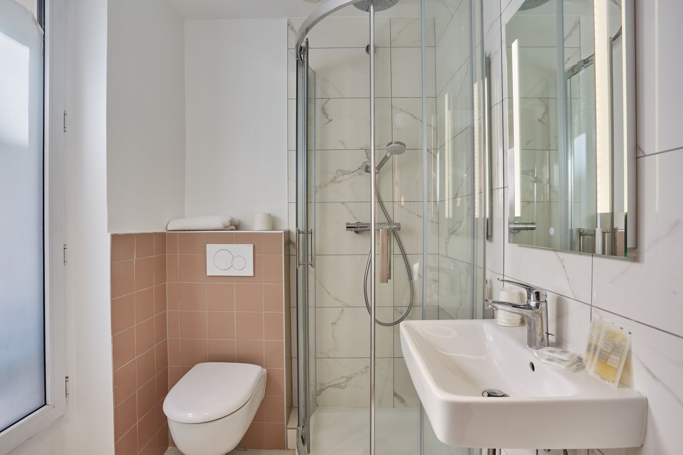 Hipotel-Paris-Gare-Du-Nord-Merryl-Room-15