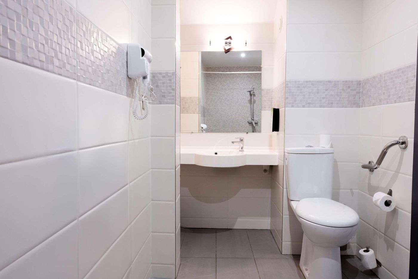 Kyriad-Par----s-10---Canal-Saint-Martin--R----publique-Room-51