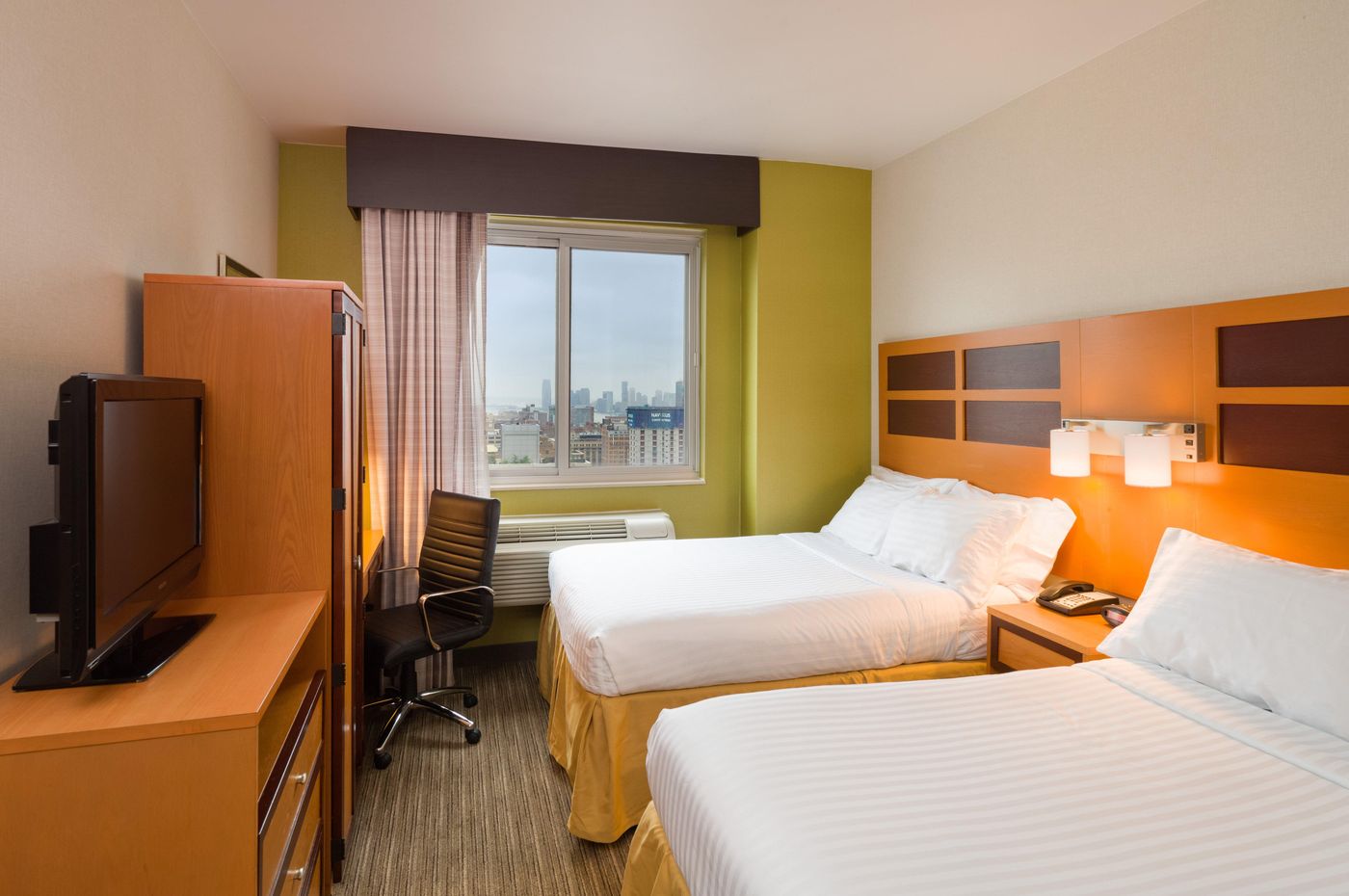 Holiday-Inn-Express-New-York-City-Times-Square-Room-19