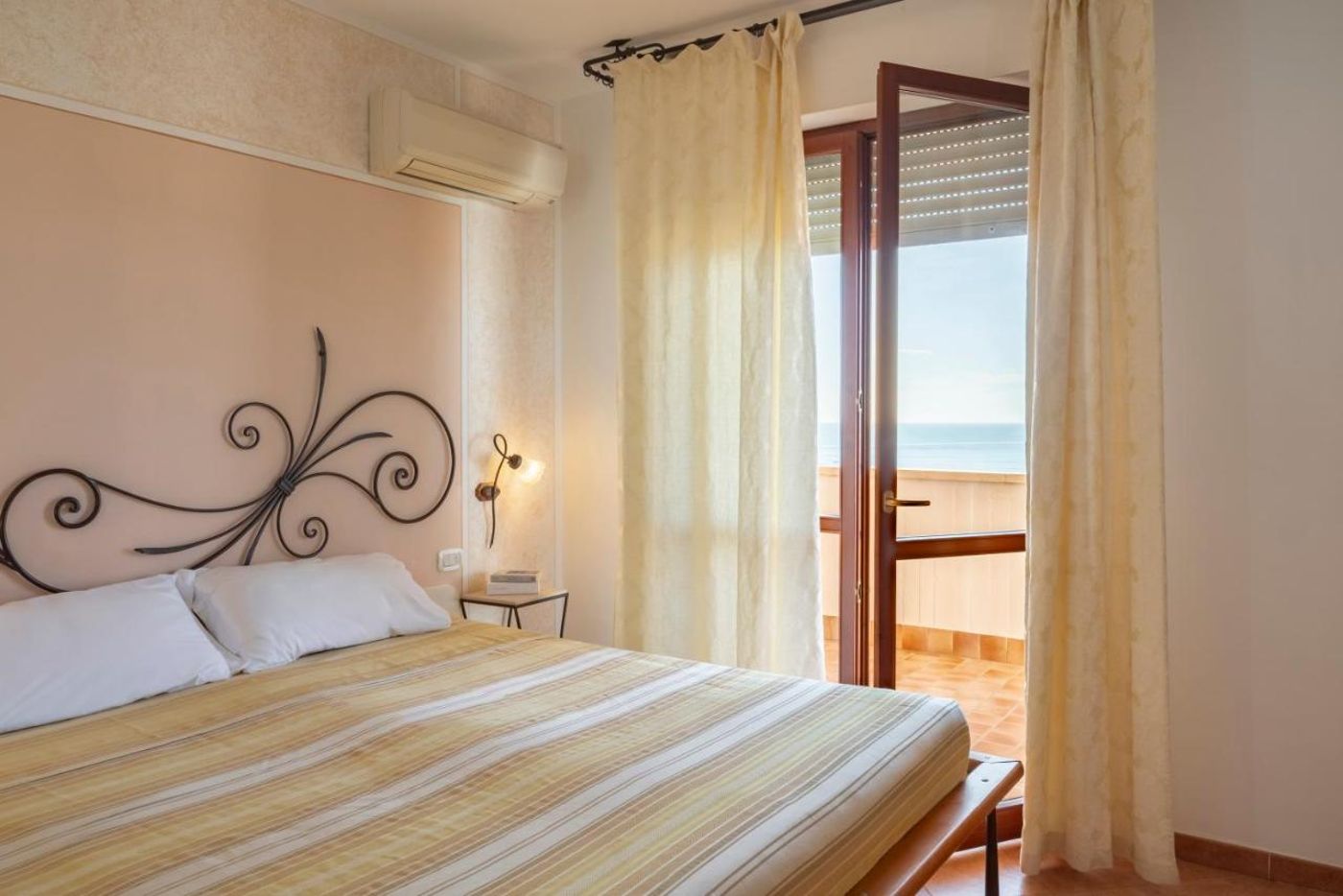 Lola-Piccolo-Hotel-Room-6