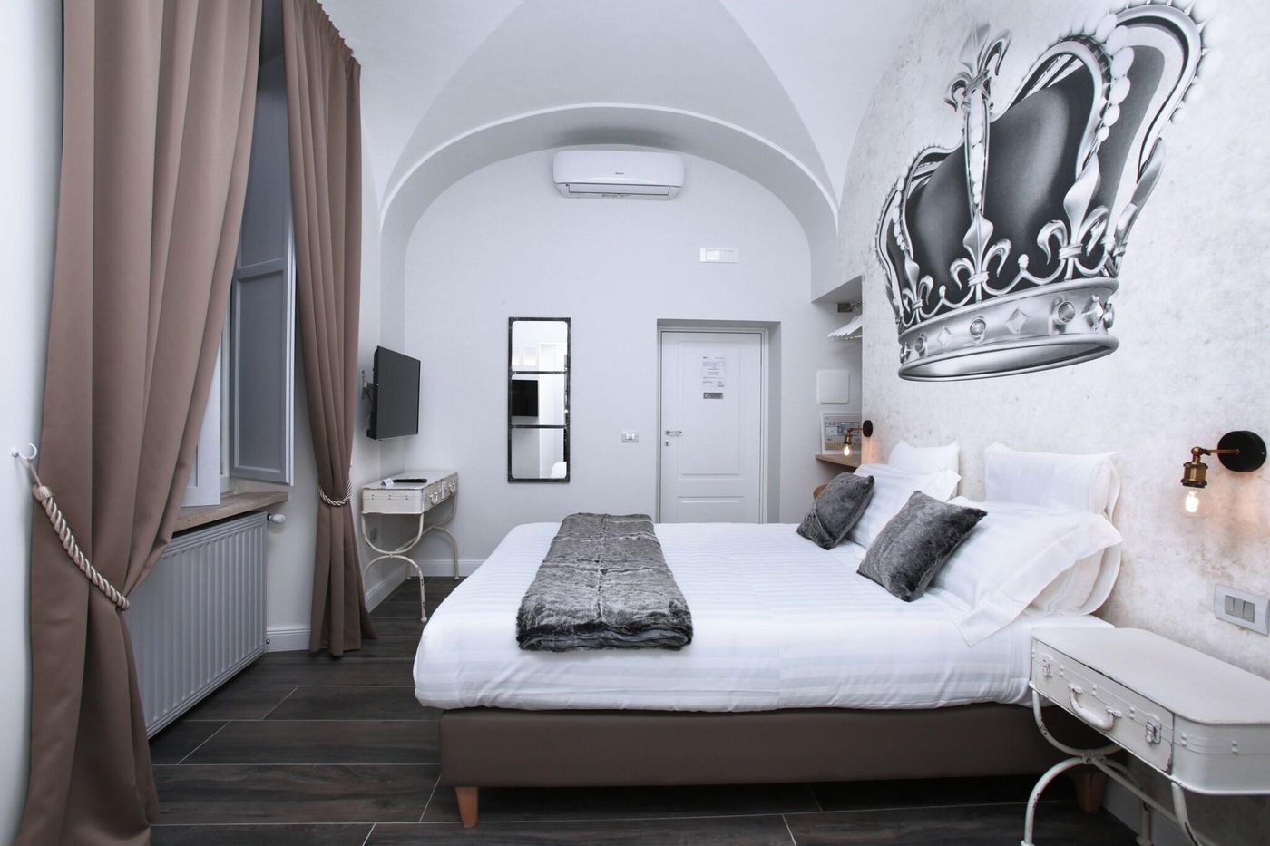 Trevi-Contemporary-Suite-Room-3