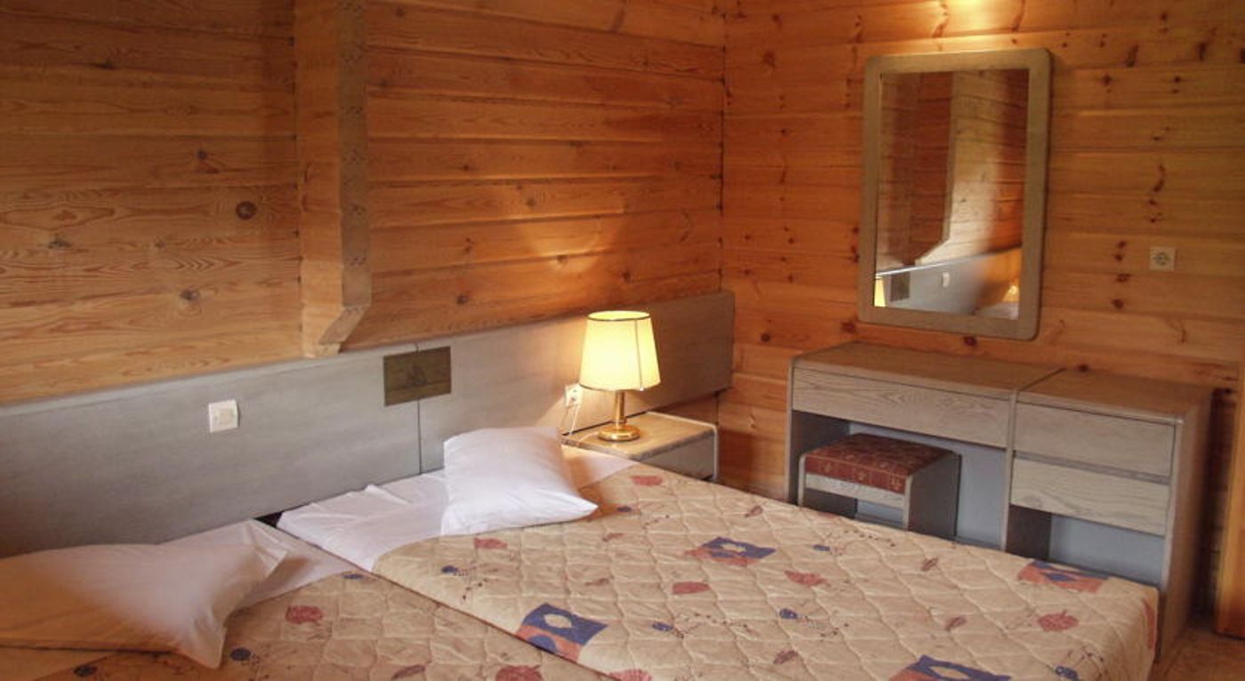 Sandy's Studios & Log Villas