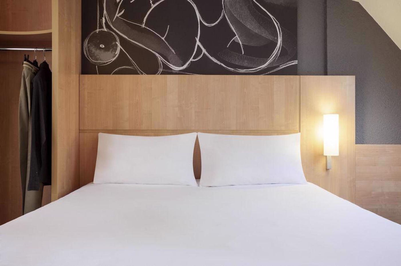 Ibis-Paris-Maine-Montparnasse-14th-Hotel-Room-26