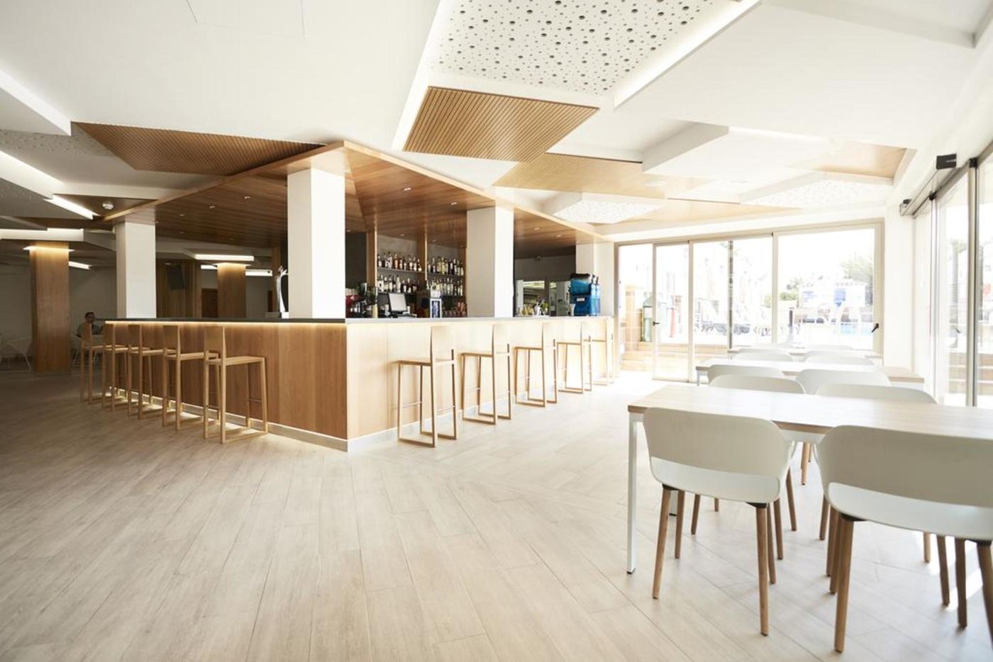 Invisa-Hotel-Es-Pla---Adults-Only-Bar-35