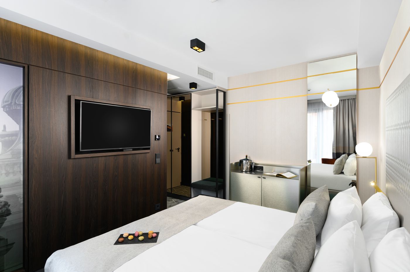 Hotel-Emerald---Suites-Room-64