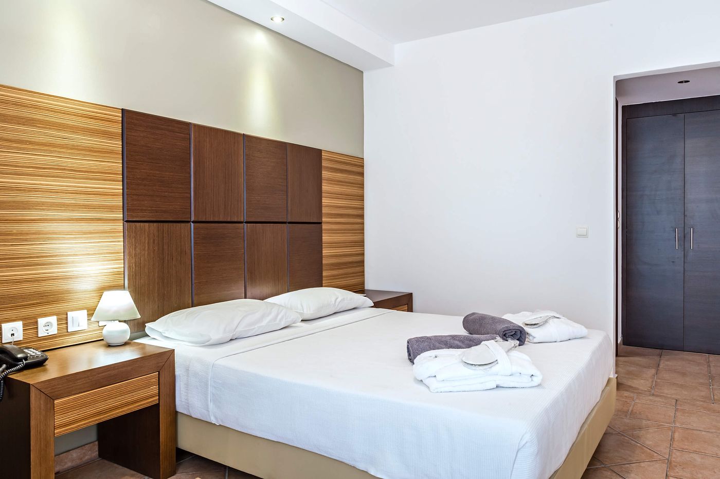 White Olive Premium Laganas