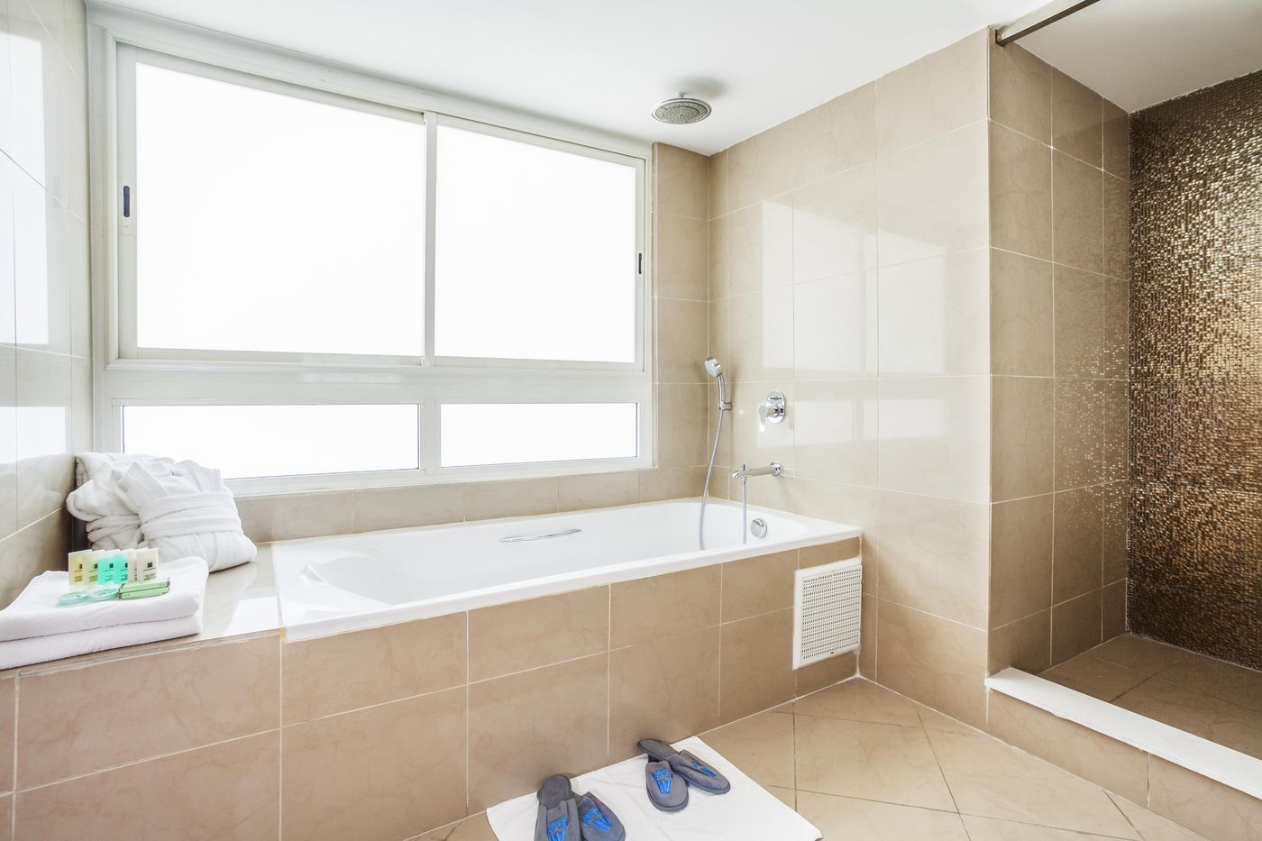 Atlas-Amadil-Beach-Aqua-Sun-Room-43