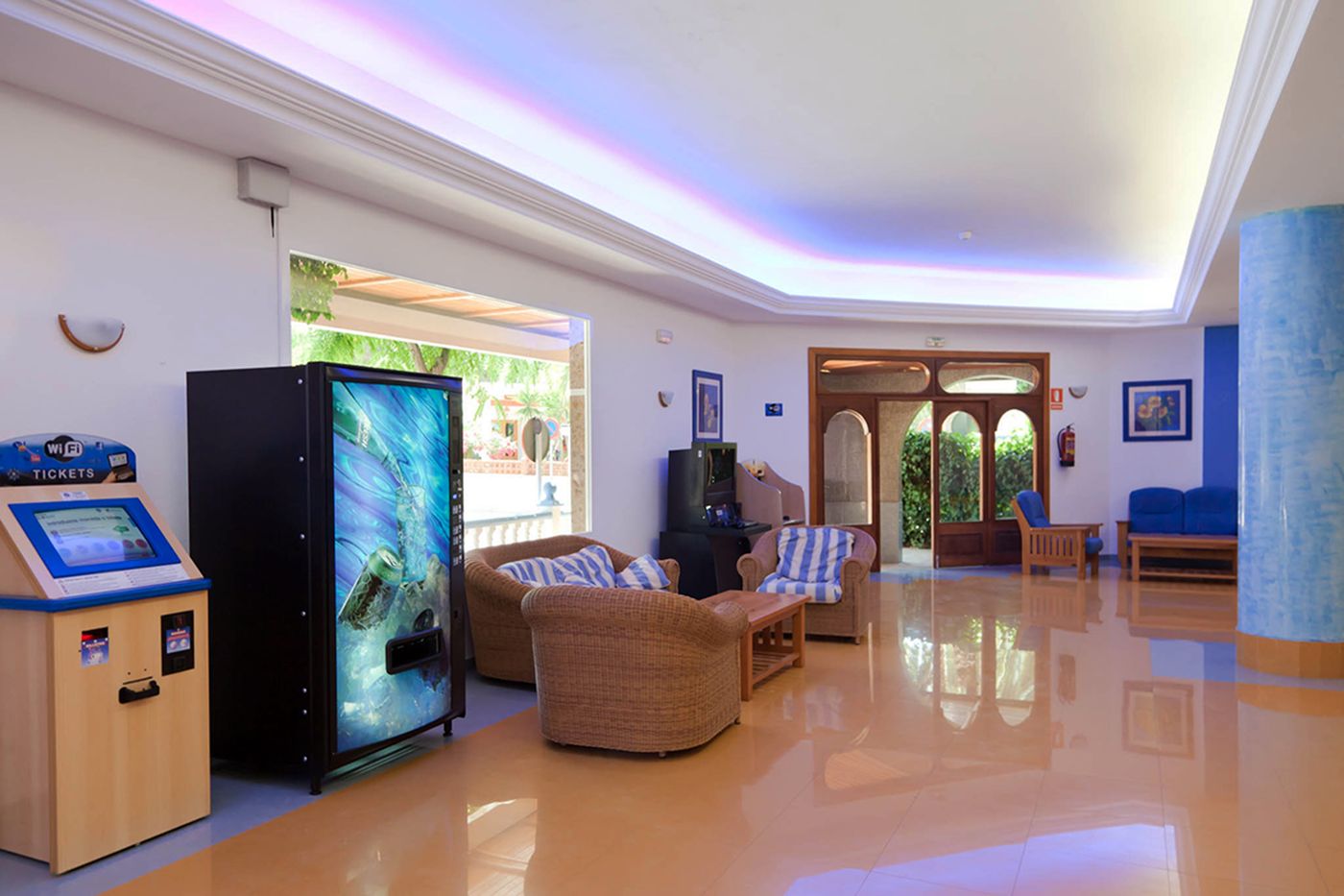 Hotel-Club-La-Sirena-Lobby-18