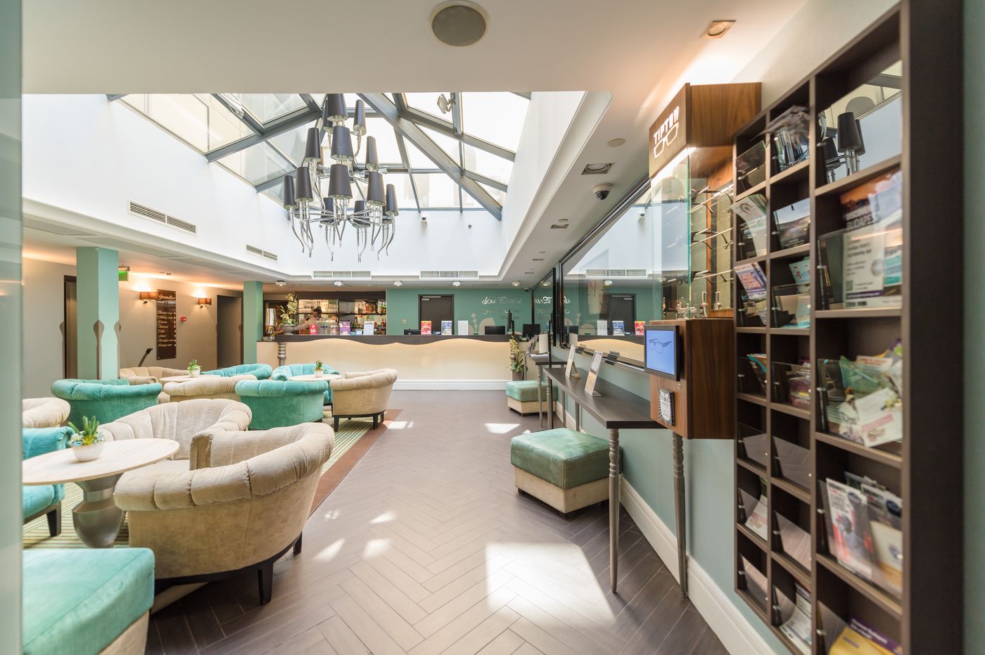 La-Prima-Fashion-Hotel-Lobby-9