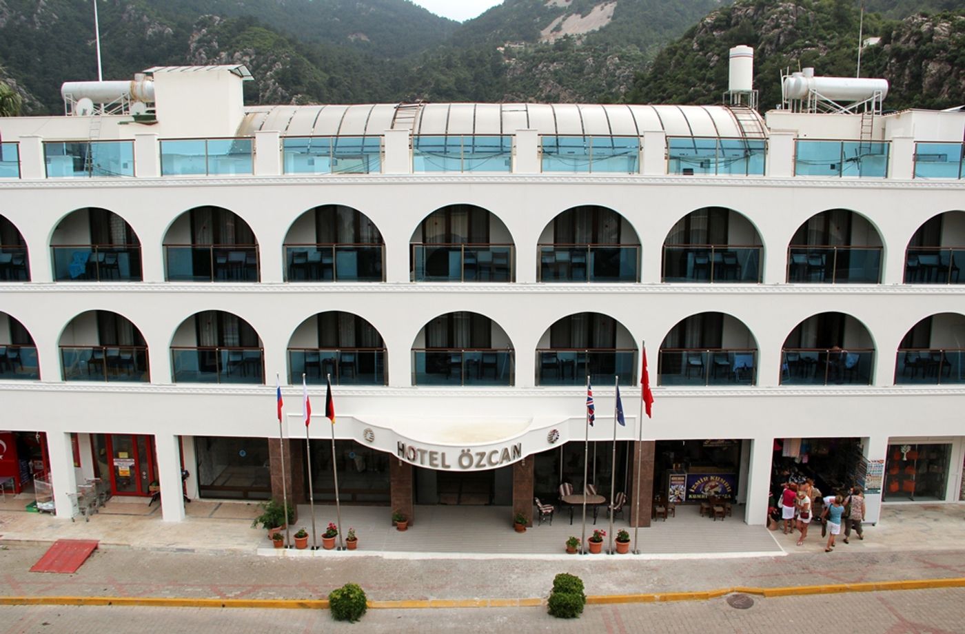 Oz-Can Hotel & Family Suites