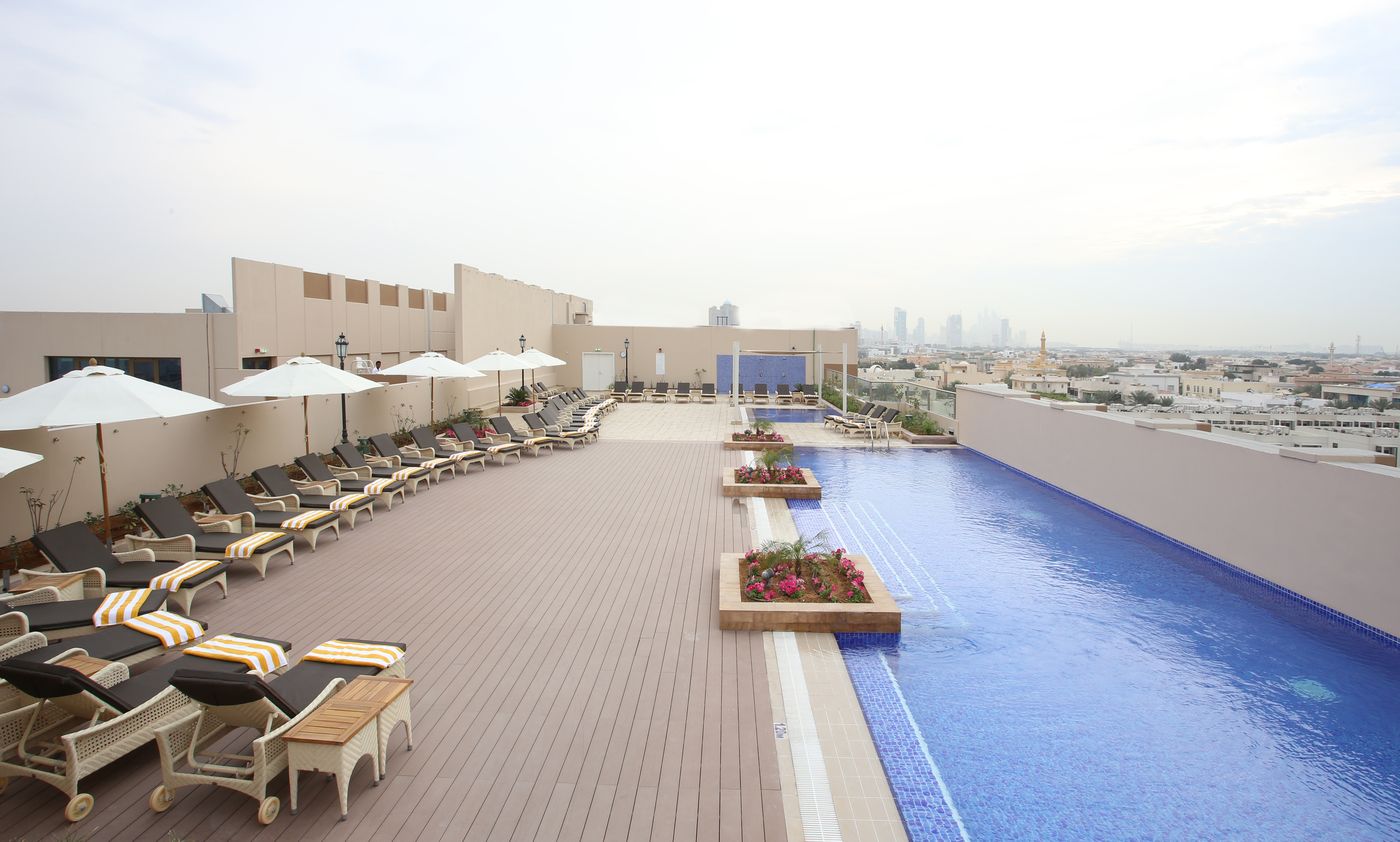 Metropolitan-Hotel-on-Sheikh-Zayed-Road-Dubai-Pool-2