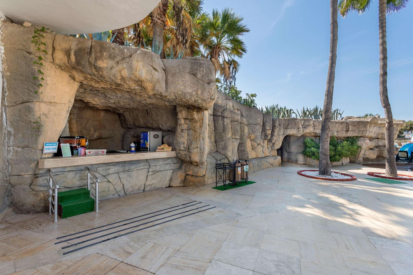 Seven-Seas-Hotel-Blue-Bar-30