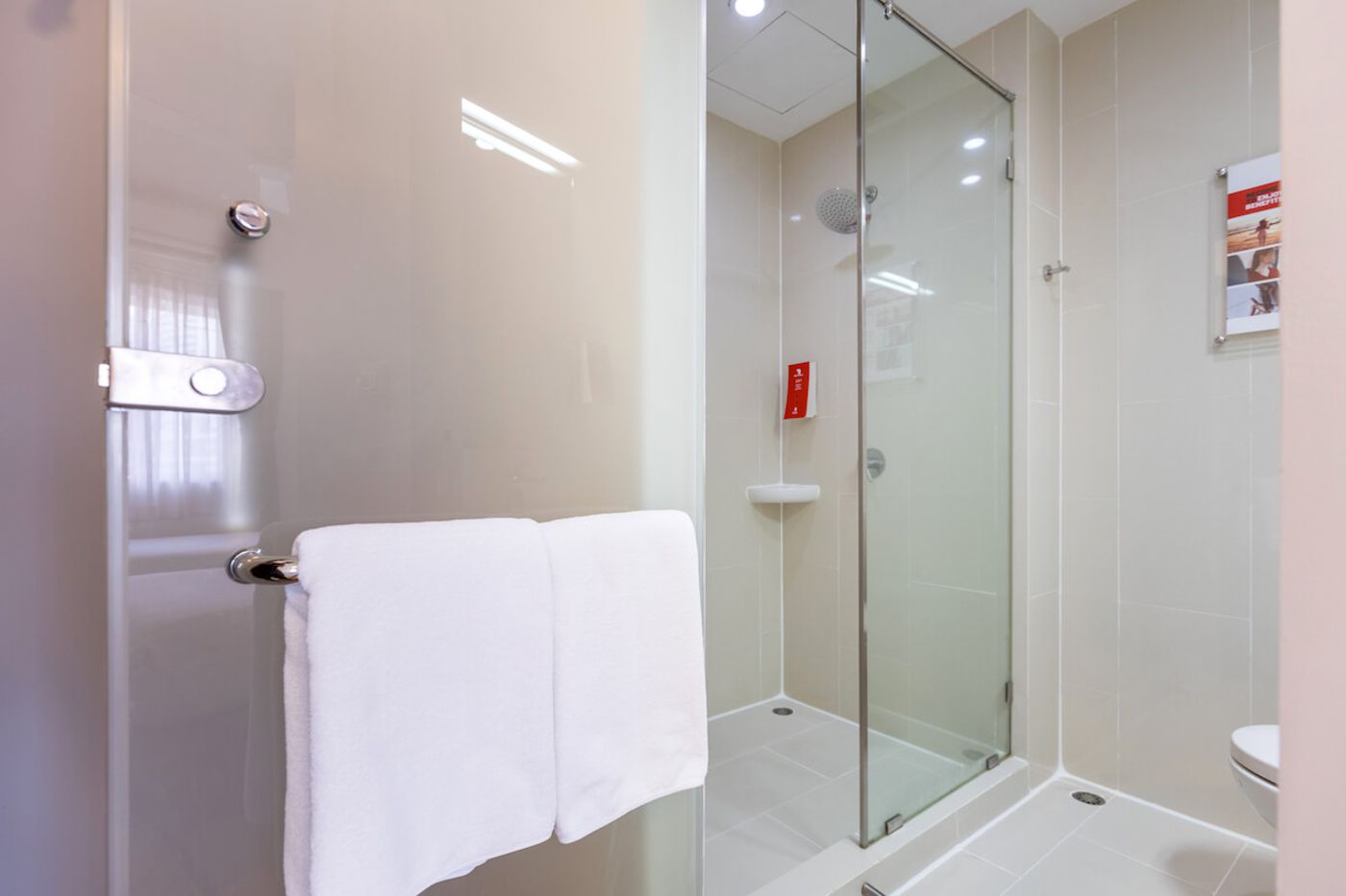 Red-Planet-Phuket-Patong-Room-9