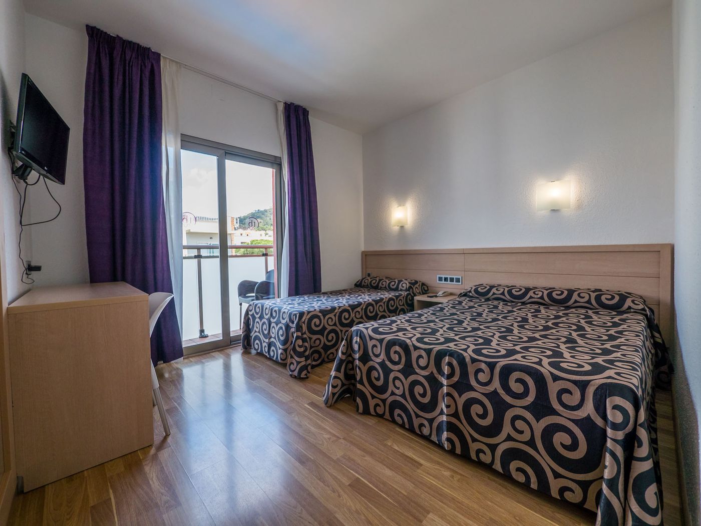 Tossa-Beach---Center-Room-11