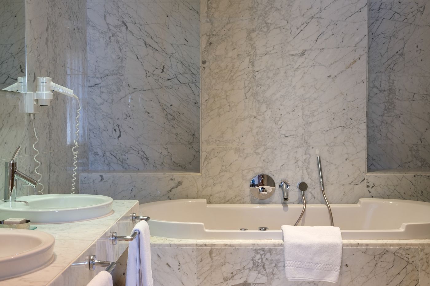 Tomtom-Suites-Room-27