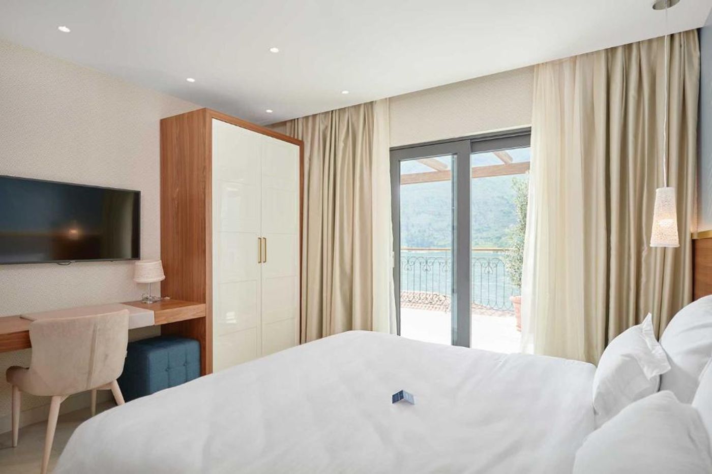 Huma-Kotor-Bay-Room-12