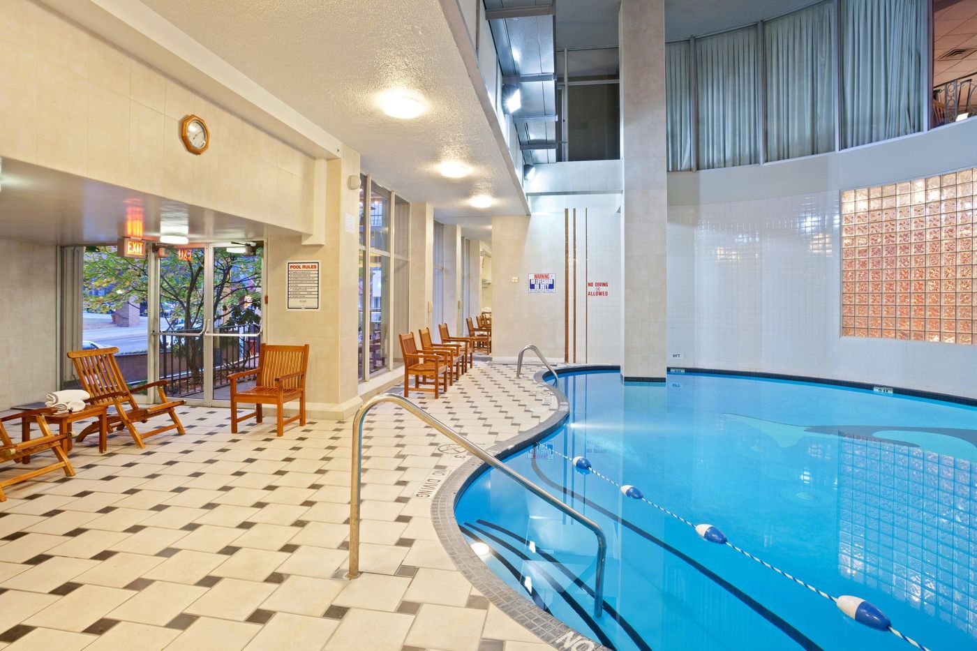 Holiday-Inn-Hotel-and-Suites-Vancouver-Downtown-Pool-25