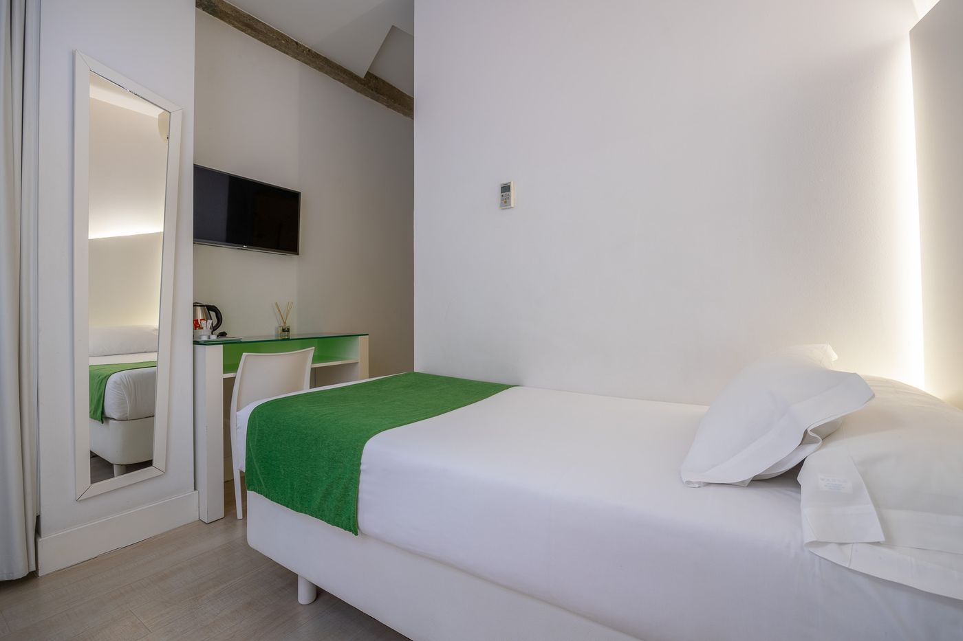 Atarazanas-Malaga-Boutique-Hotel-Room-16