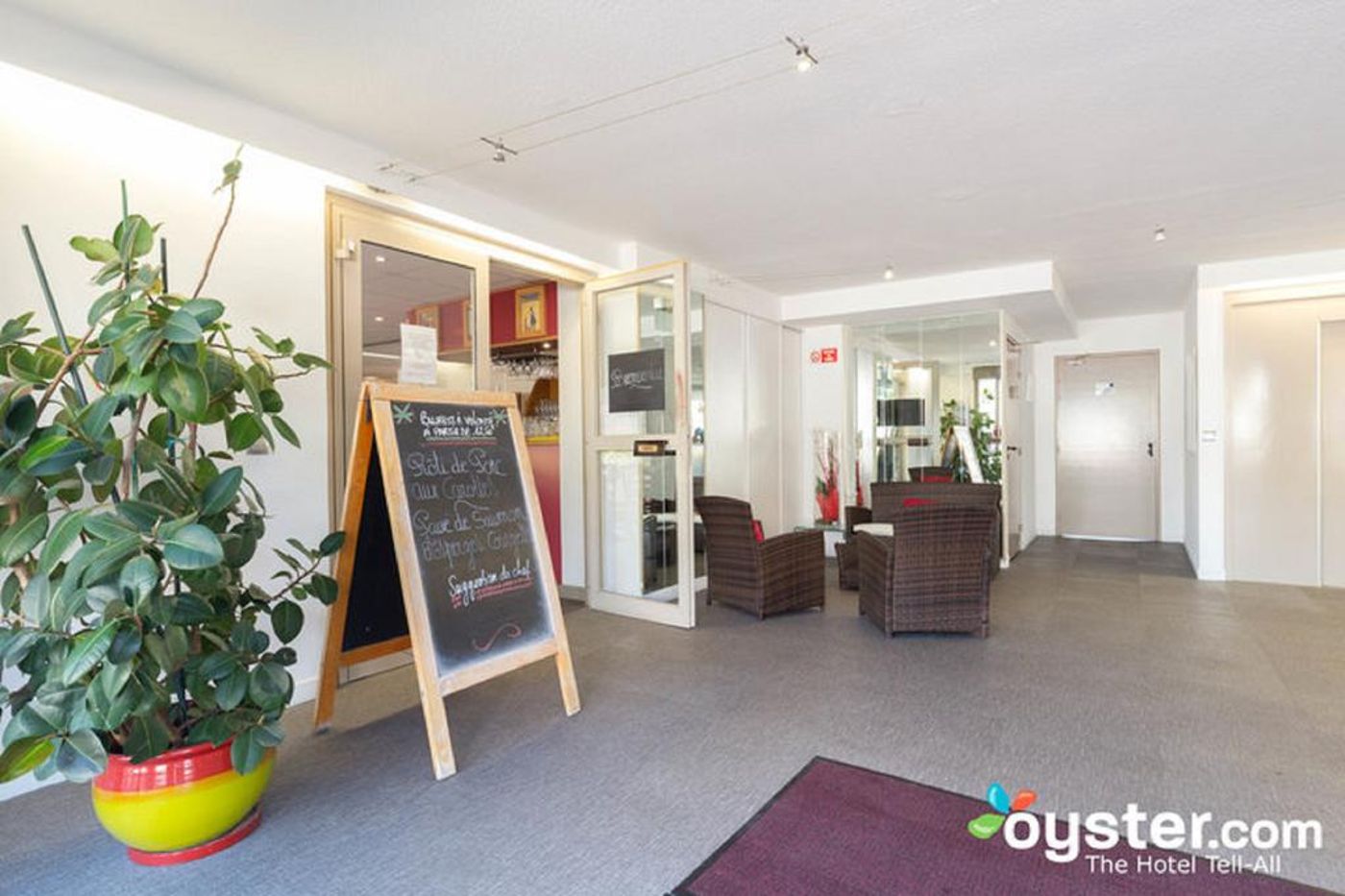 Kyriad-Nice-Ouest-Stade-Saint-Isidore-General-view-28