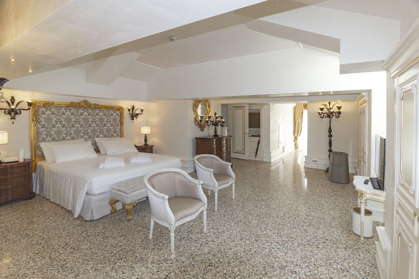 Ca-Bonfadini-Historic-Experience-Room-23