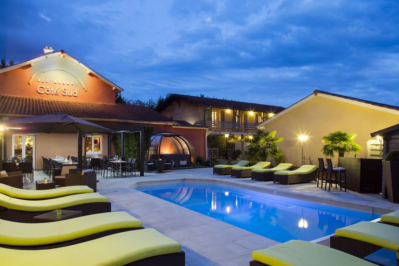 Logis Hôtel les Pierres Dorées - France - AMBERIEUX D'AZERGUES - Beach - 2