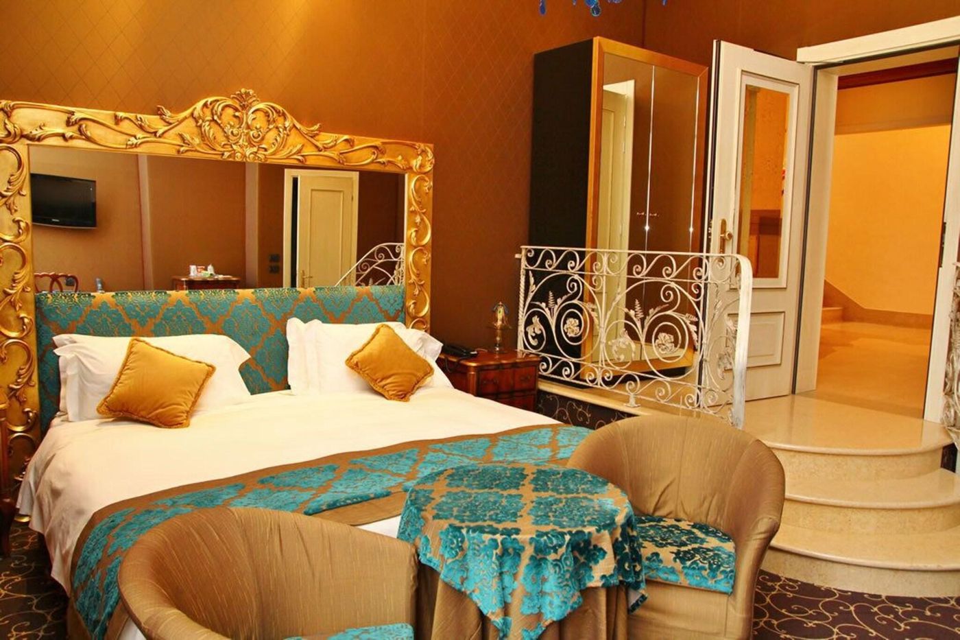 Pesaro-Palace-Room-4