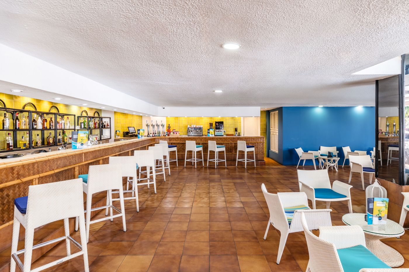 Catalonia-Oro-Negro-Bar-45