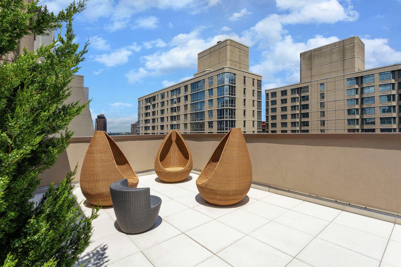 Homewood-Suites-by-Hilton-New-York-Midtown-Manhatt-Lobby-40