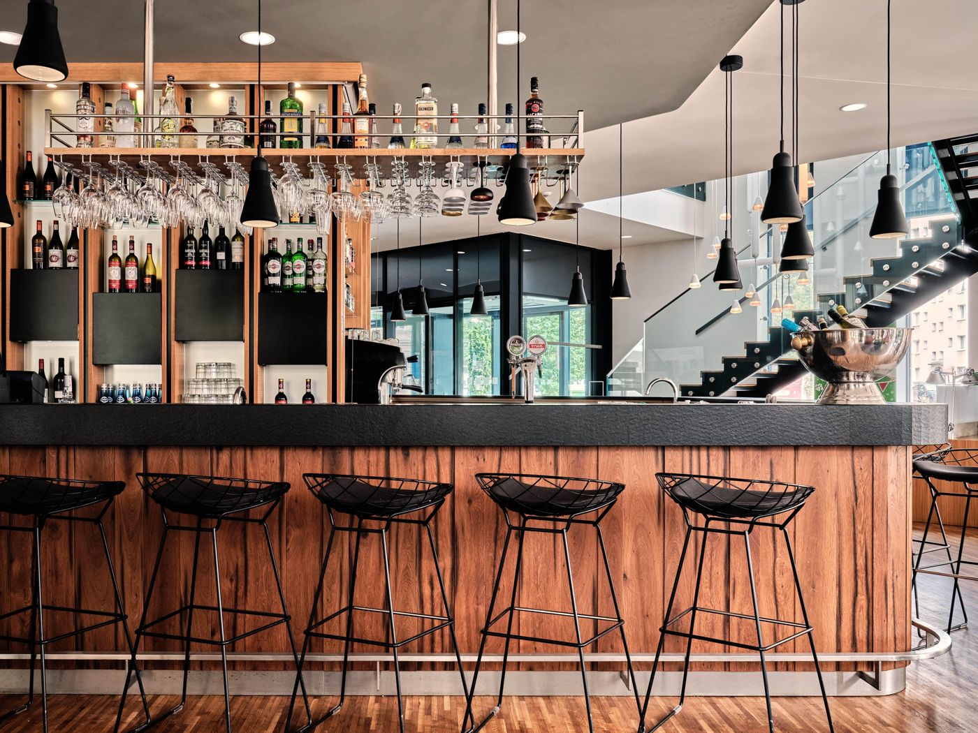 Holiday-Inn-Warsaw-City-Centre-Bar-20