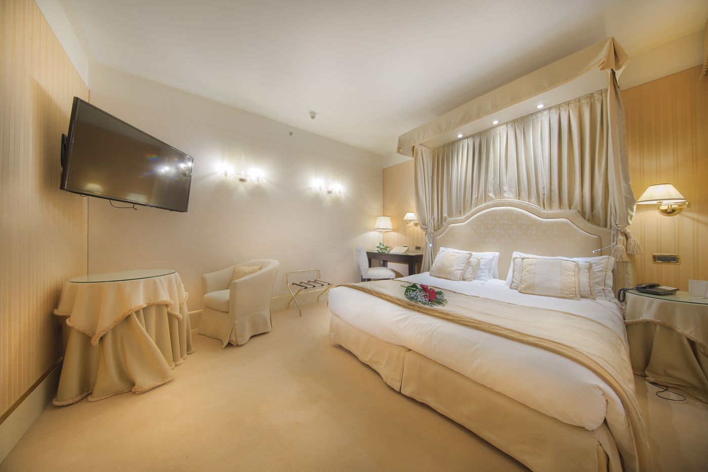 A-La-Commedia-Room-32