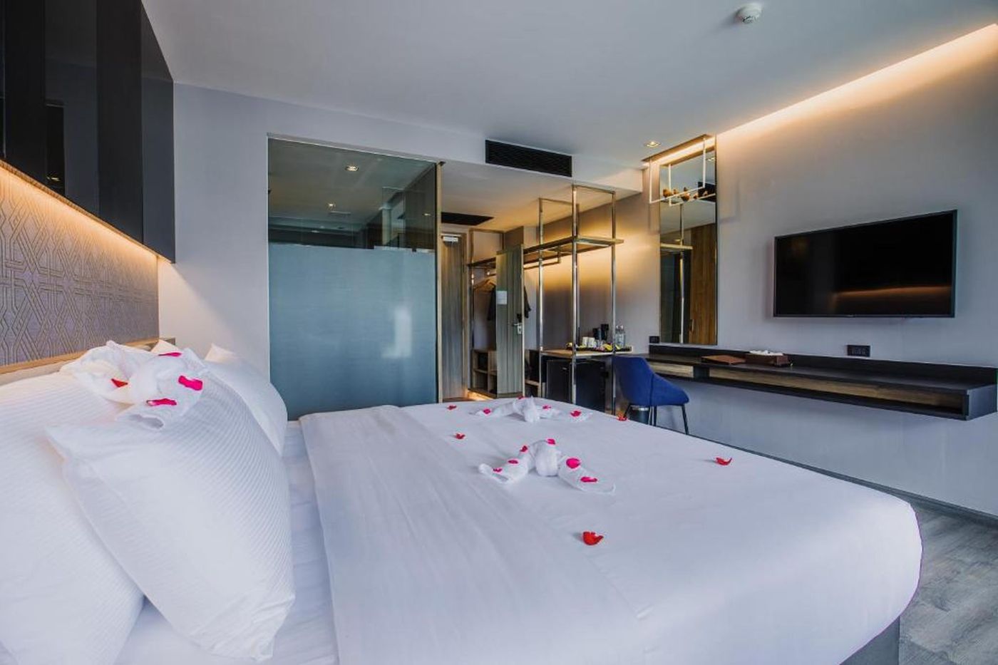 Rak-Elegant-Hotel-Patong-Room-17