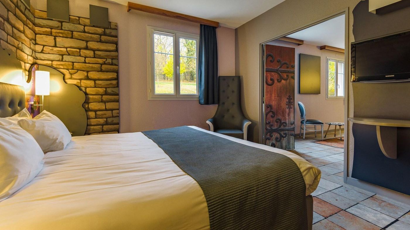 Explorers-Hotel-Room-20