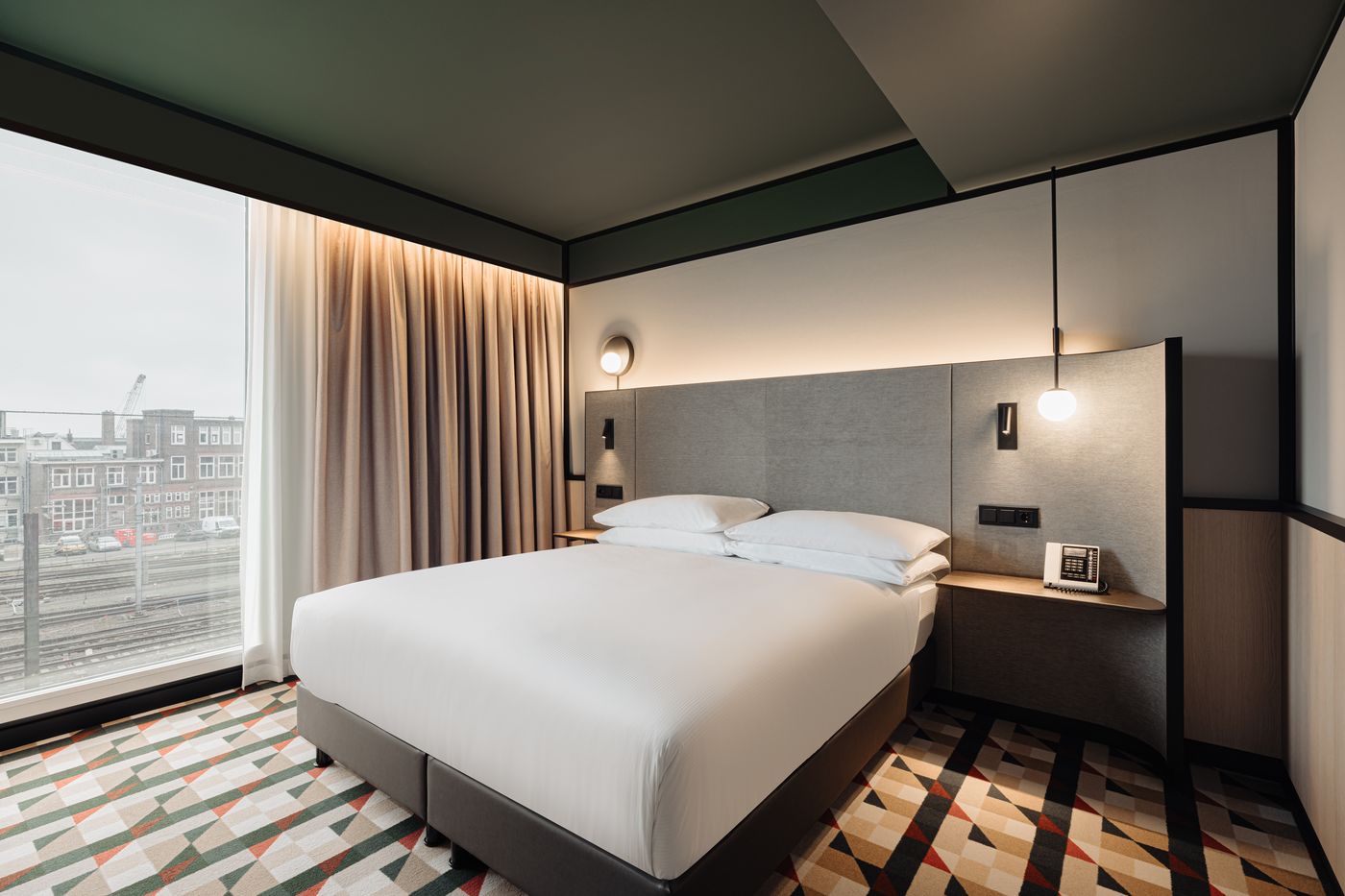 DoubleTree-by-Hilton-Amsterdam-Centraal-Station-Room-47