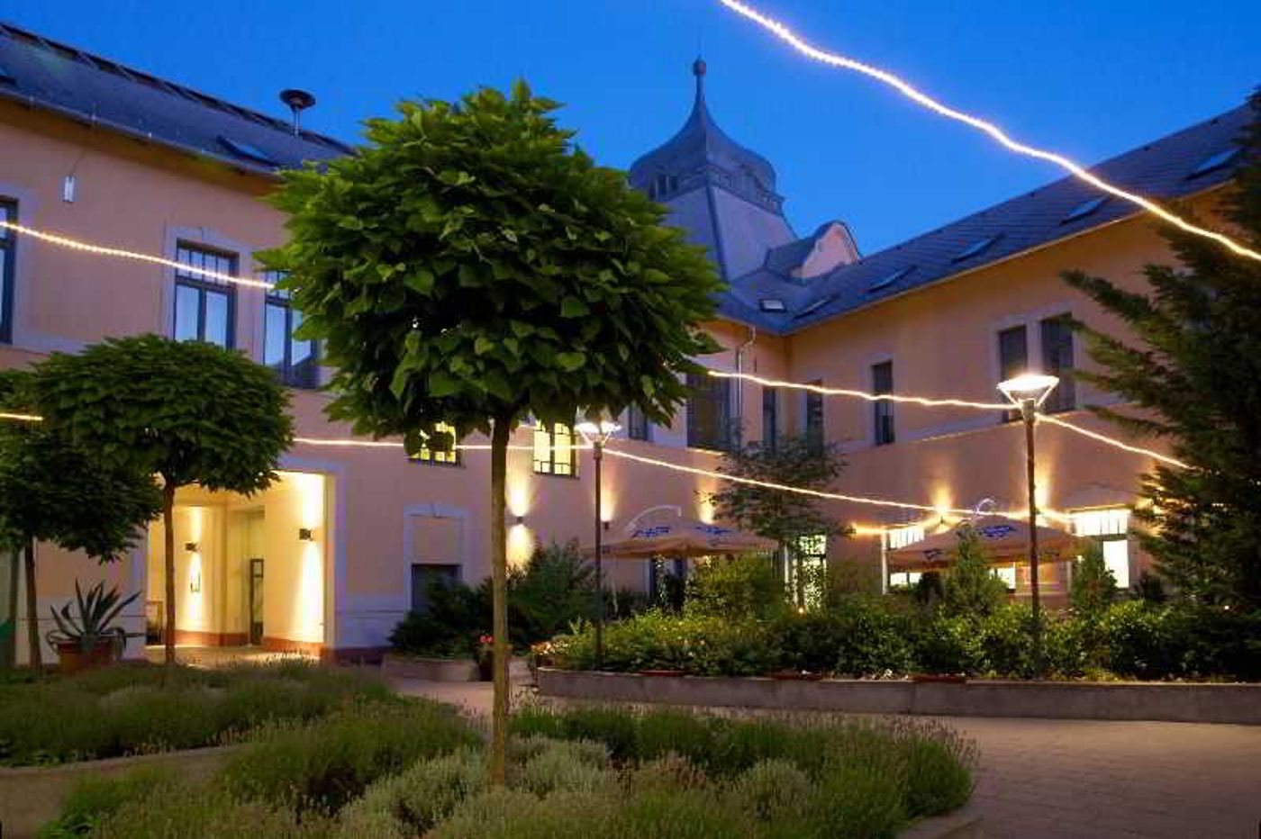 Queen-Elizabeth-Hotel-Terrace-7