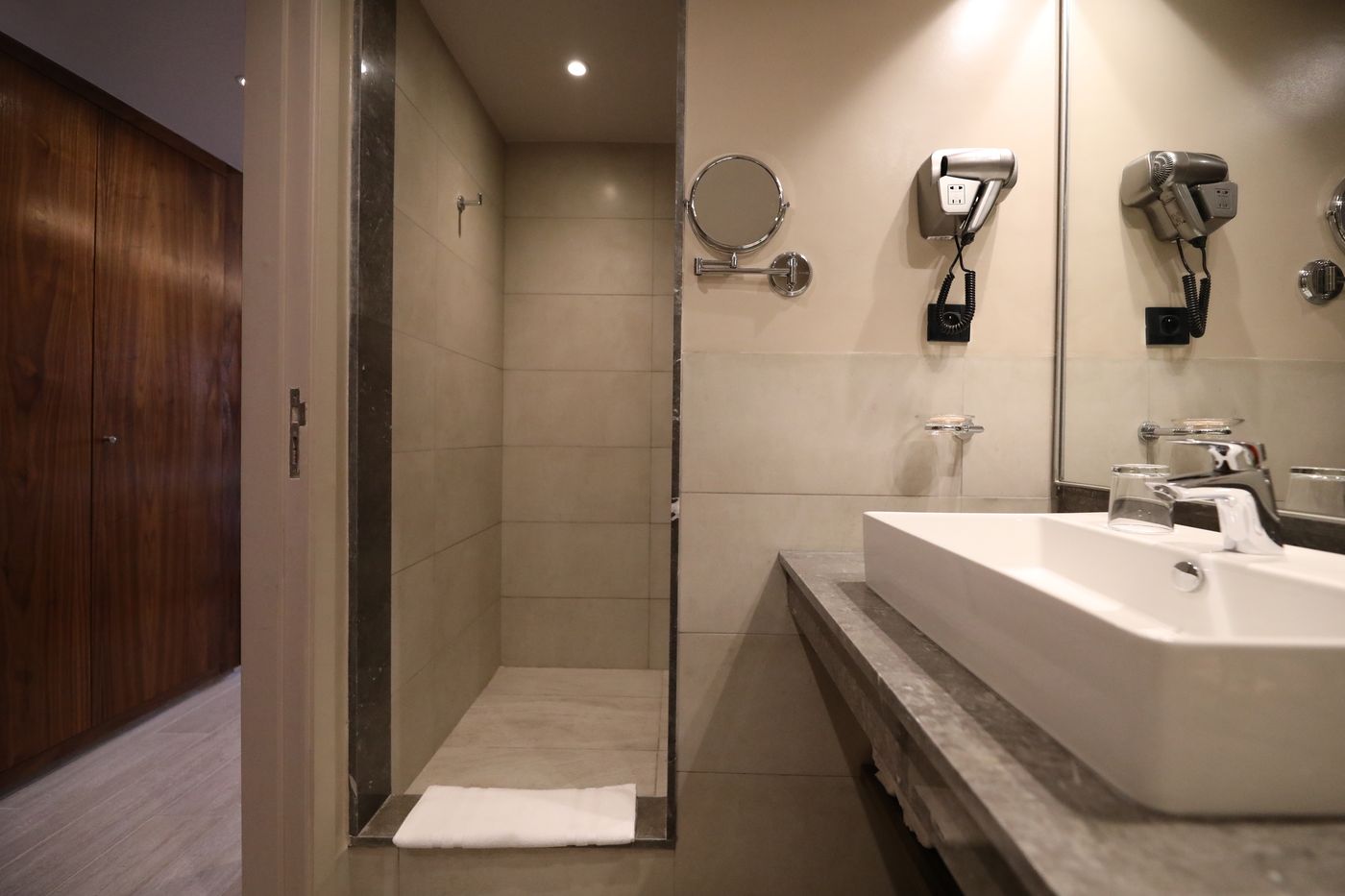 Kenzi-Rose-Garden-Room-34