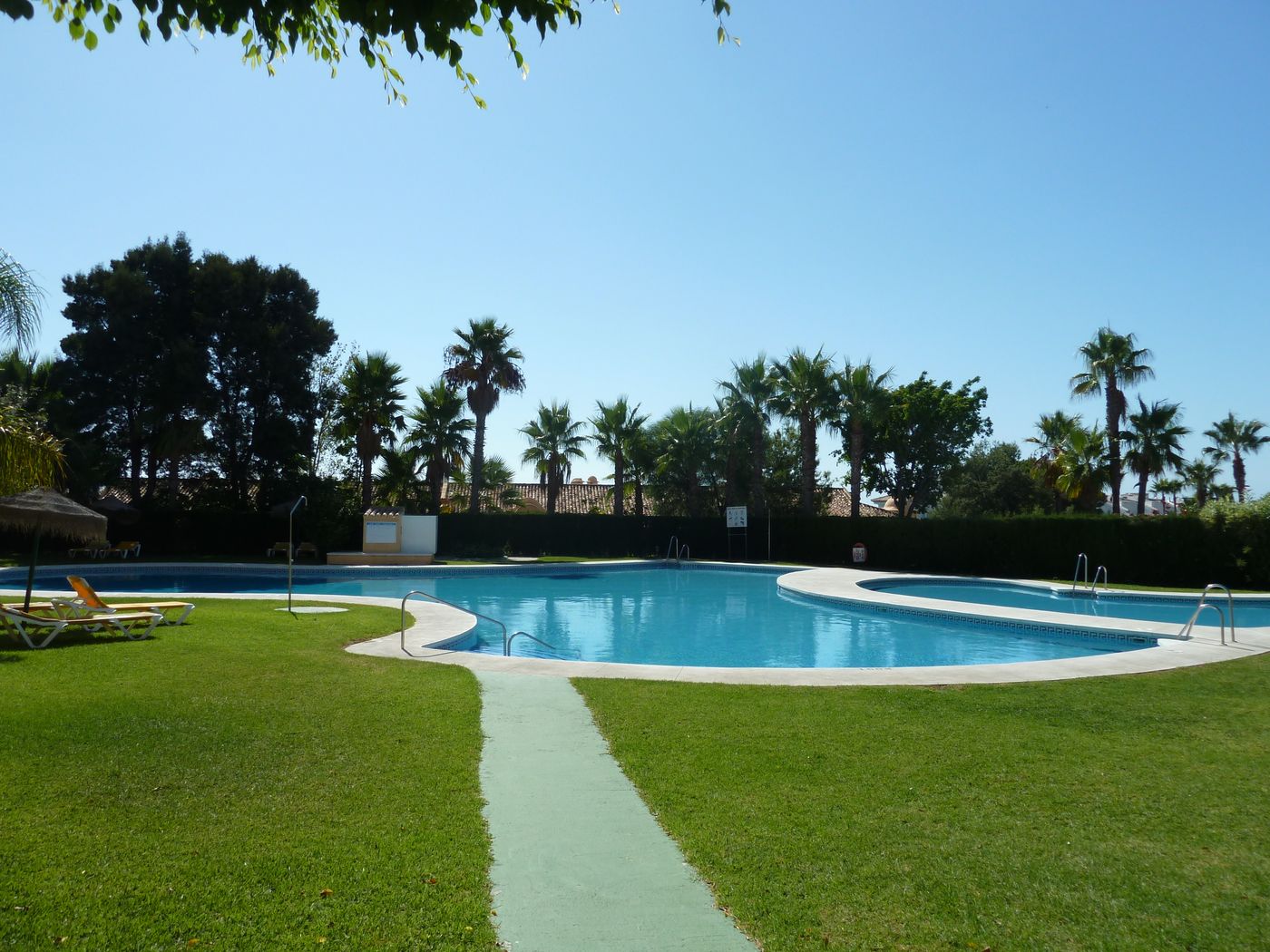 Apartamentos-El-Porton-Pool-7