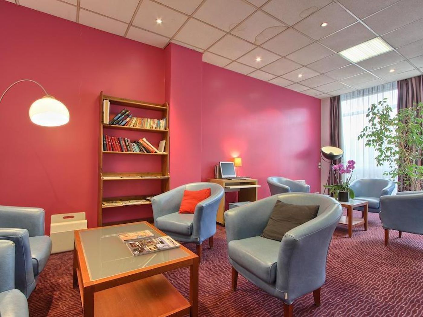 At-Gare-du-Nord-Lobby-3