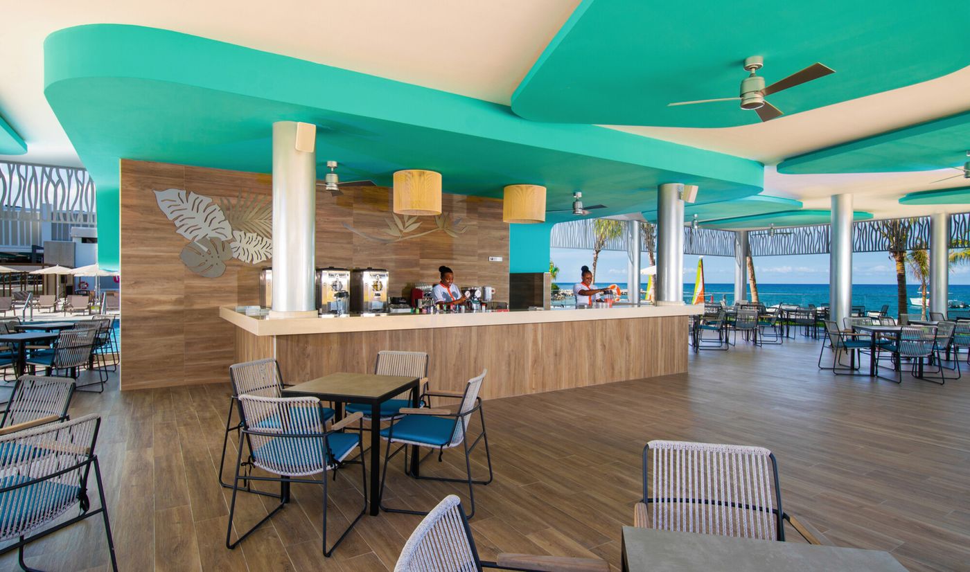 Riu-Montego-Bay-All-Inclusive-Bar-43